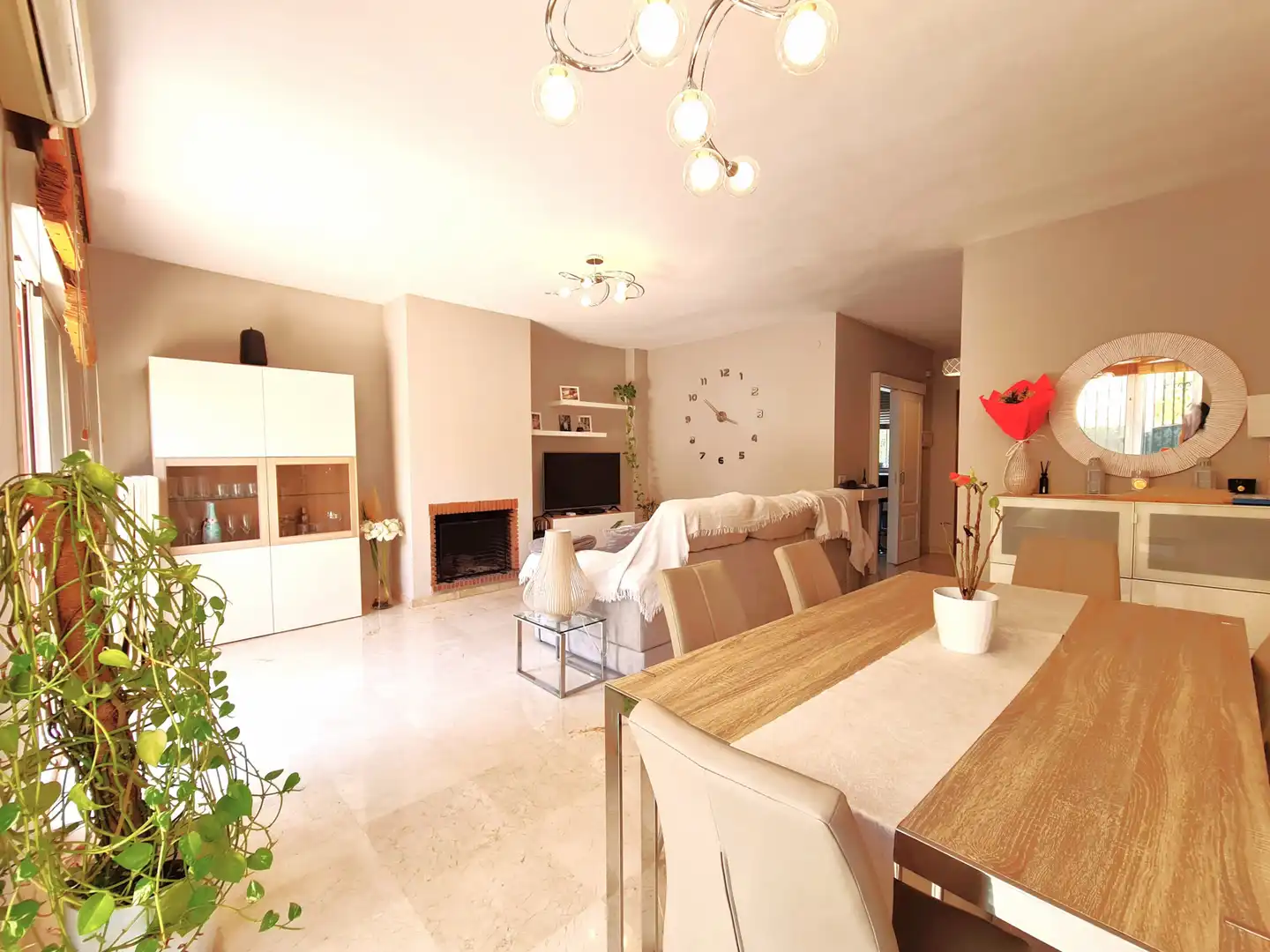 Living room of Detached homes for sale in Estepona  with Air Conditioner, Private garden and Terrace