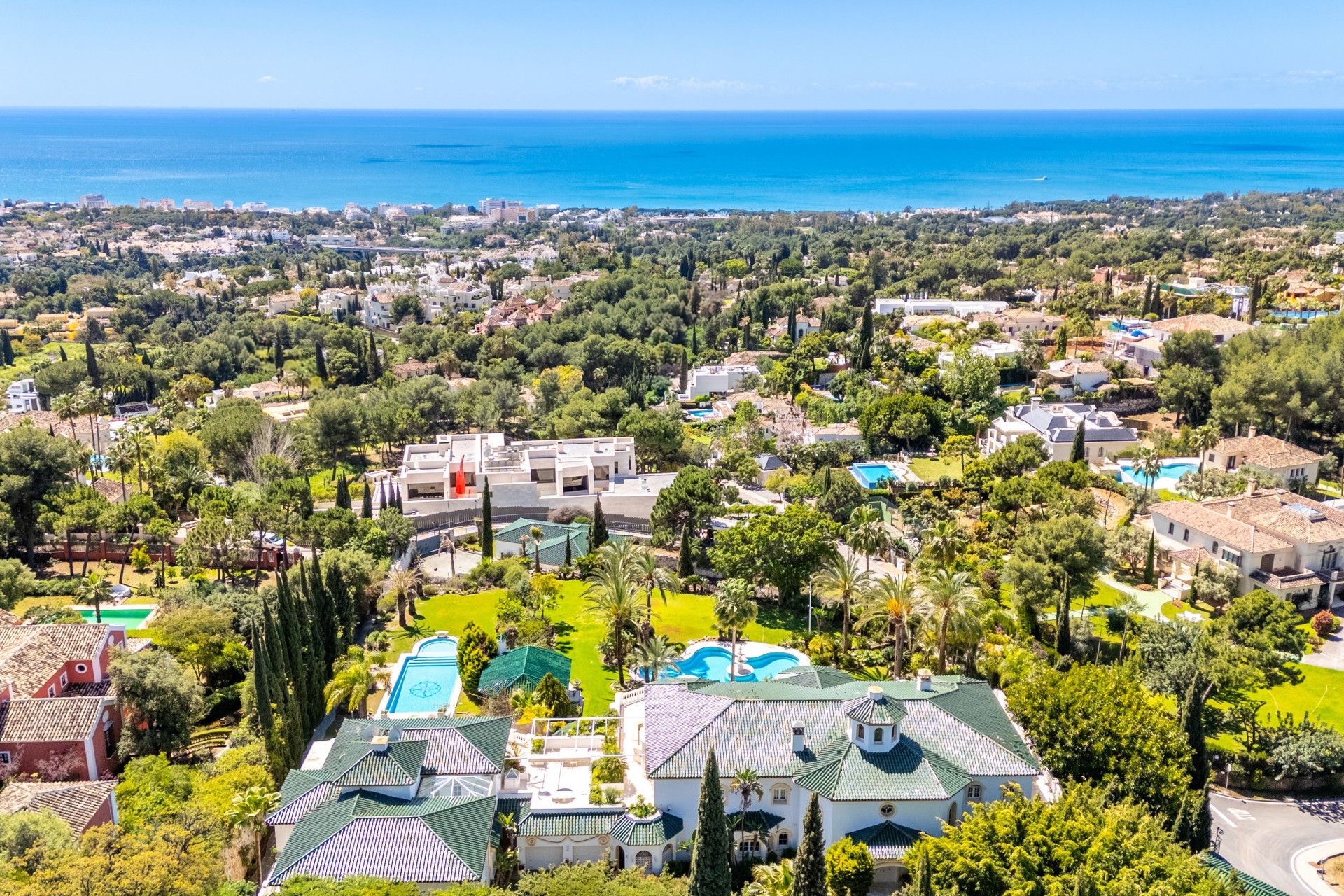 Vista exterior de Casa o xalet en venda en Marbella amb Aire condicionat, Calefacció i Jardí privat