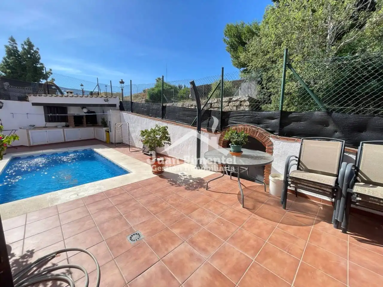 Außenansicht von Einfamilien-Reihenhaus zum Verkauf in Estepona mit Klimaanlage, Privatgarten und Terrasse