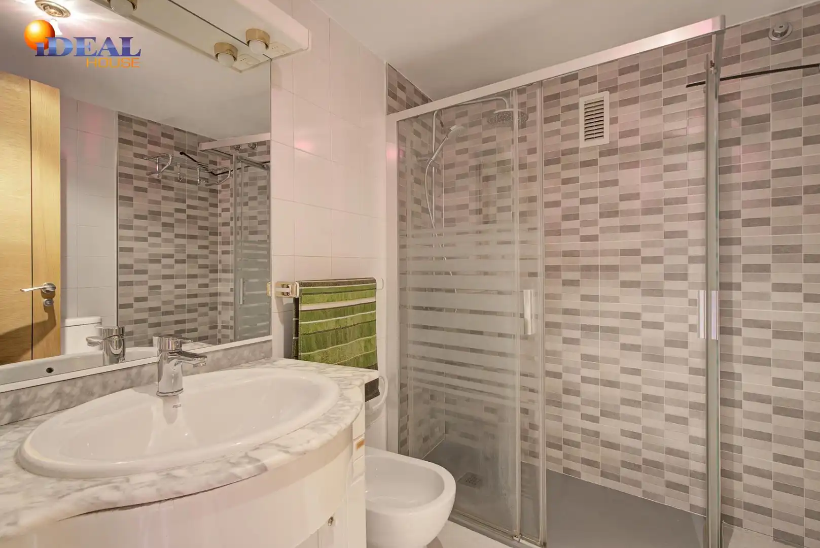 Baño de Ático en venta en Granada con Aire acondicionado, Terraza y Balcón