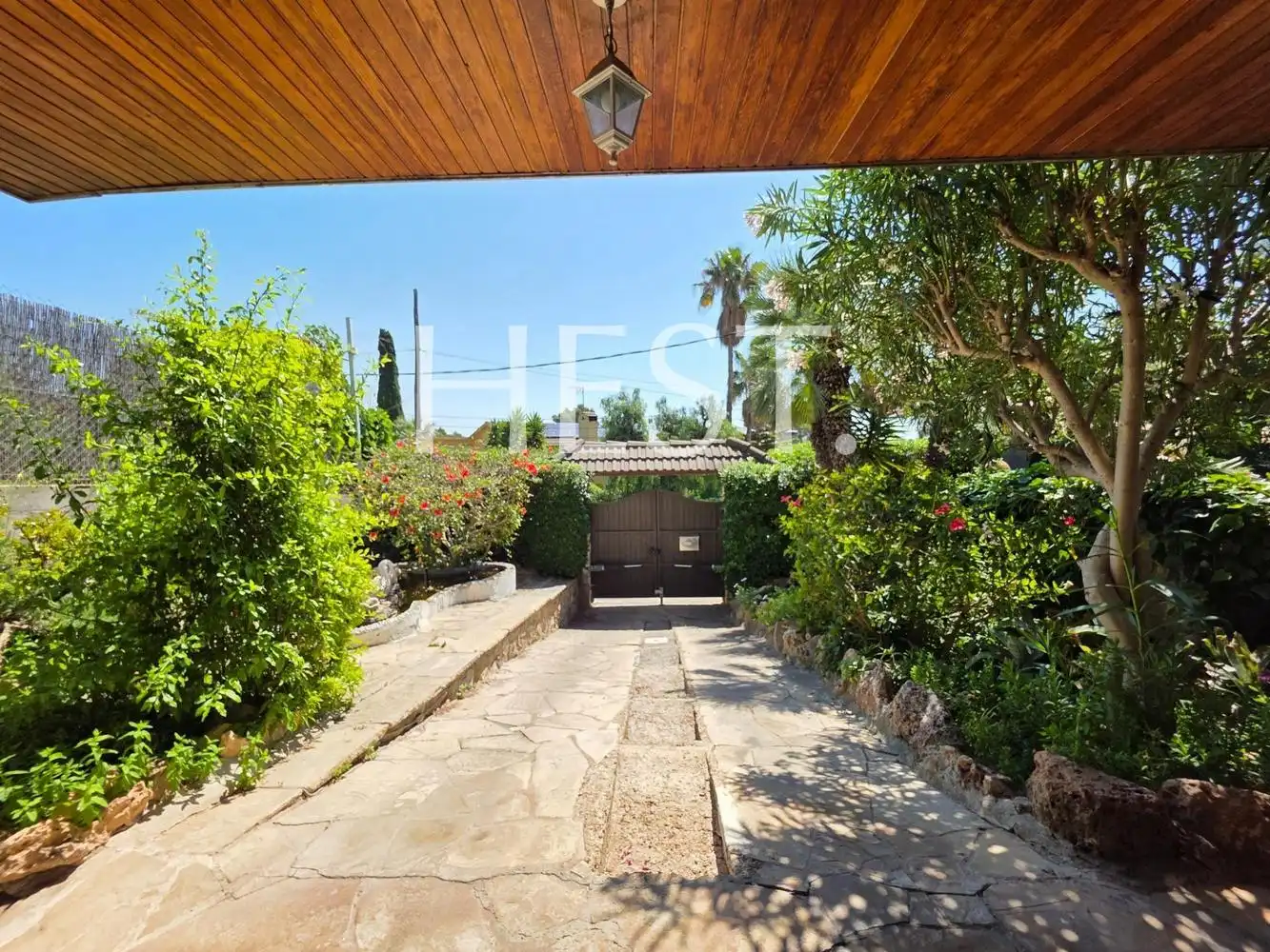 Vista exterior de Casa o xalet en venda en Castelldefels amb Calefacció, Jardí privat i Parquet