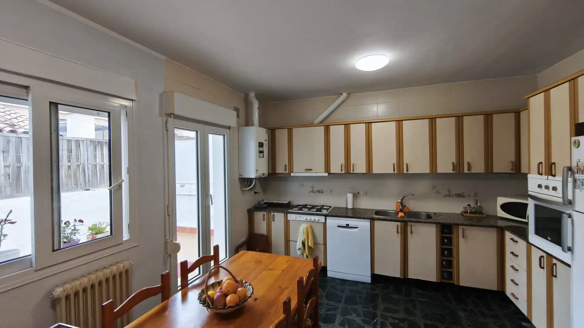 Cocina de Casa adosada en venta en Cerdanyola del Vallès con Calefacción, Terraza y Balcón