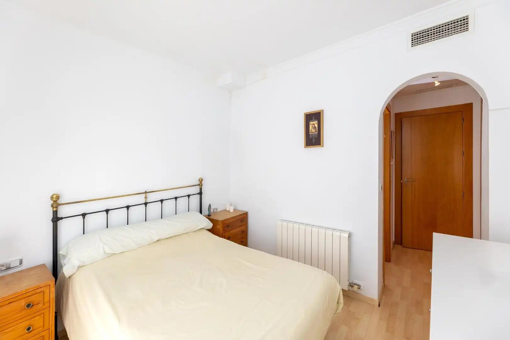 Schlafzimmer von Einfamilien-Reihenhaus zum Verkauf in Granada mit Klimaanlage, Heizung und Privatgarten