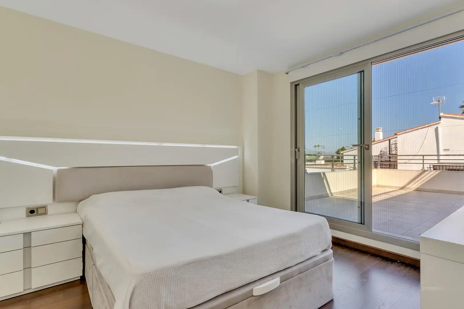 Dormitori de Casa o xalet en venda en Oliva amb Aire condicionat, Jardí privat i Terrassa
