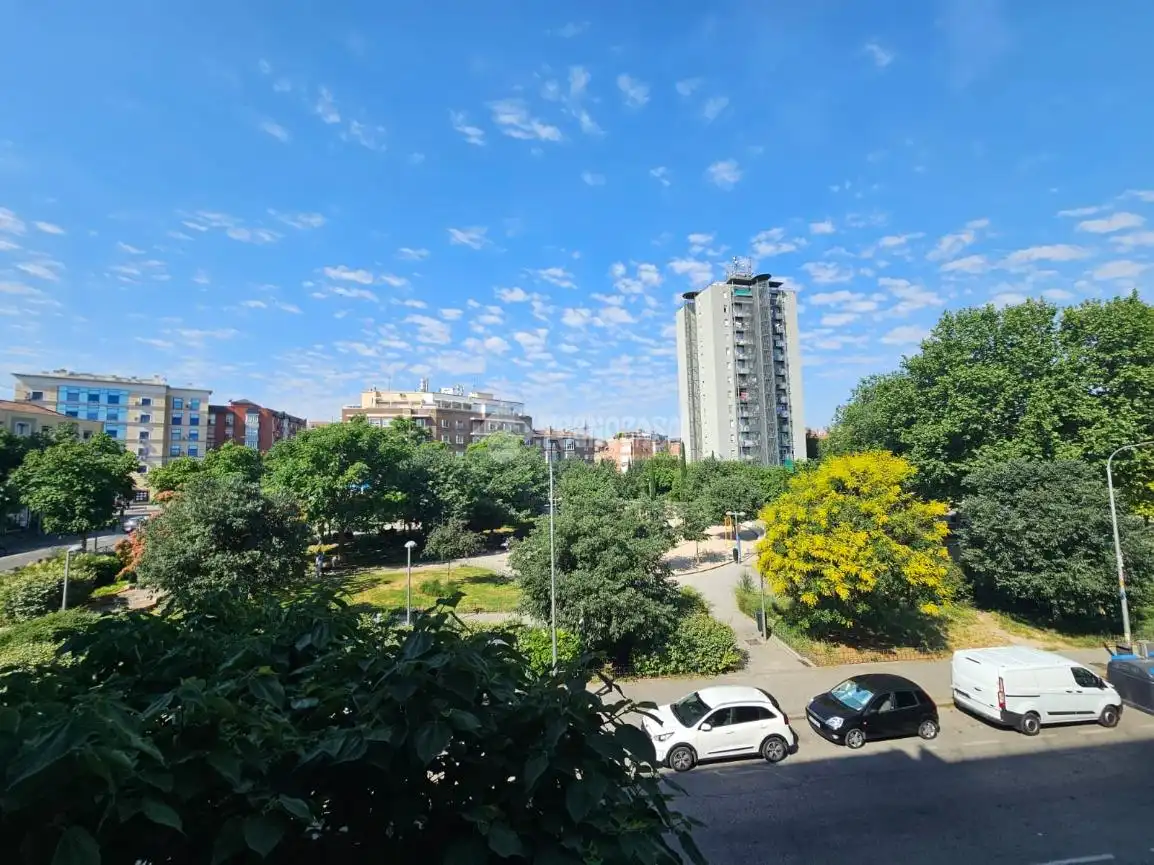 Vista exterior de Piso en venta en Madrid con Calefacción
