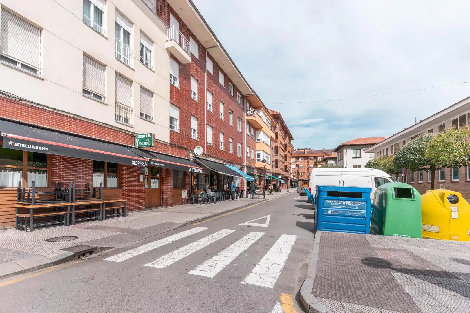 Vista exterior de Local en traspaso en Parres