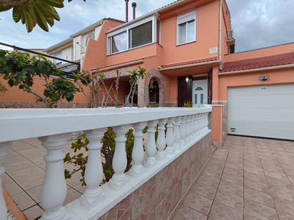 Vista exterior de Casa adosada en venda en Els Pallaresos amb Calefacció, Jardí privat i Terrassa