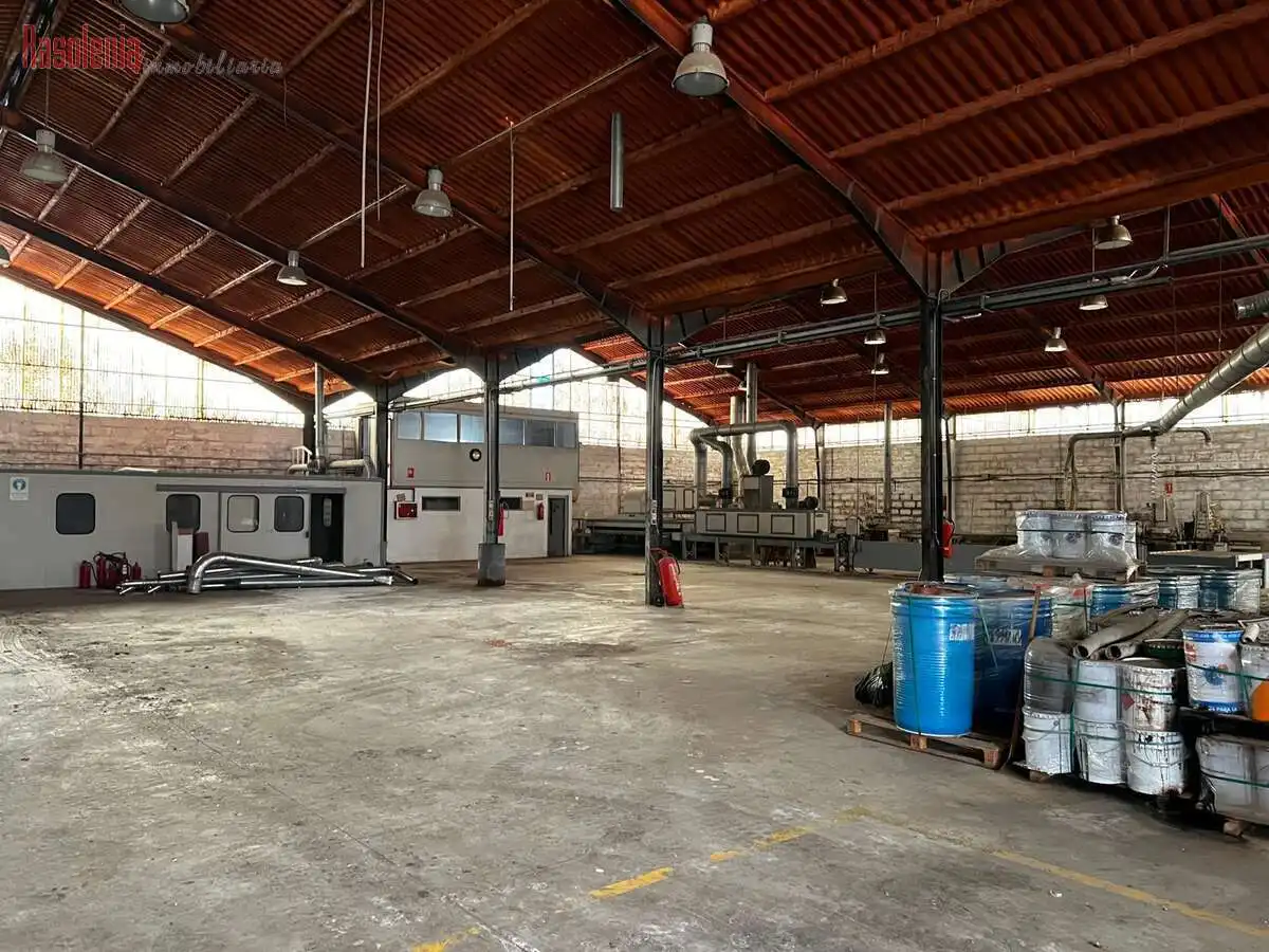 Vista exterior de Nave industrial en venta en Cambre 
