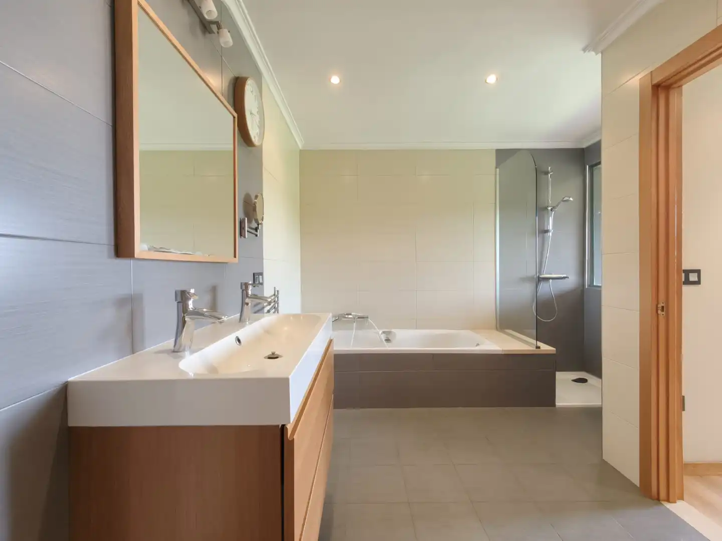 Bany de Casa o xalet en venda en Siero amb Jardí privat, Terrassa i Traster