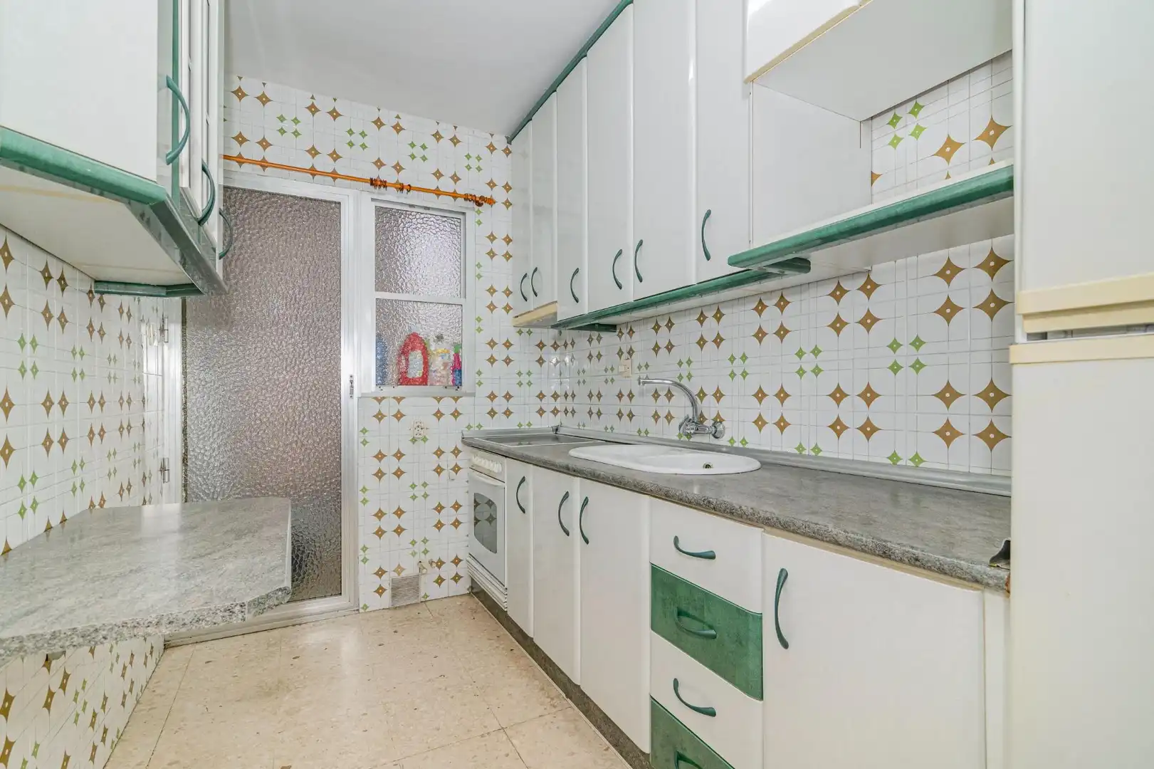 Cuina de Pis en venda en Granada amb Calefacció, Terrassa i Traster