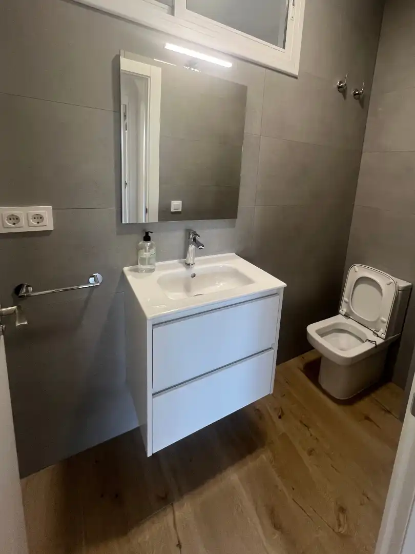 Badezimmer von Einfamilien-Reihenhaus zum Verkauf in Castellbisbal mit Heizung, Privatgarten und Parkett