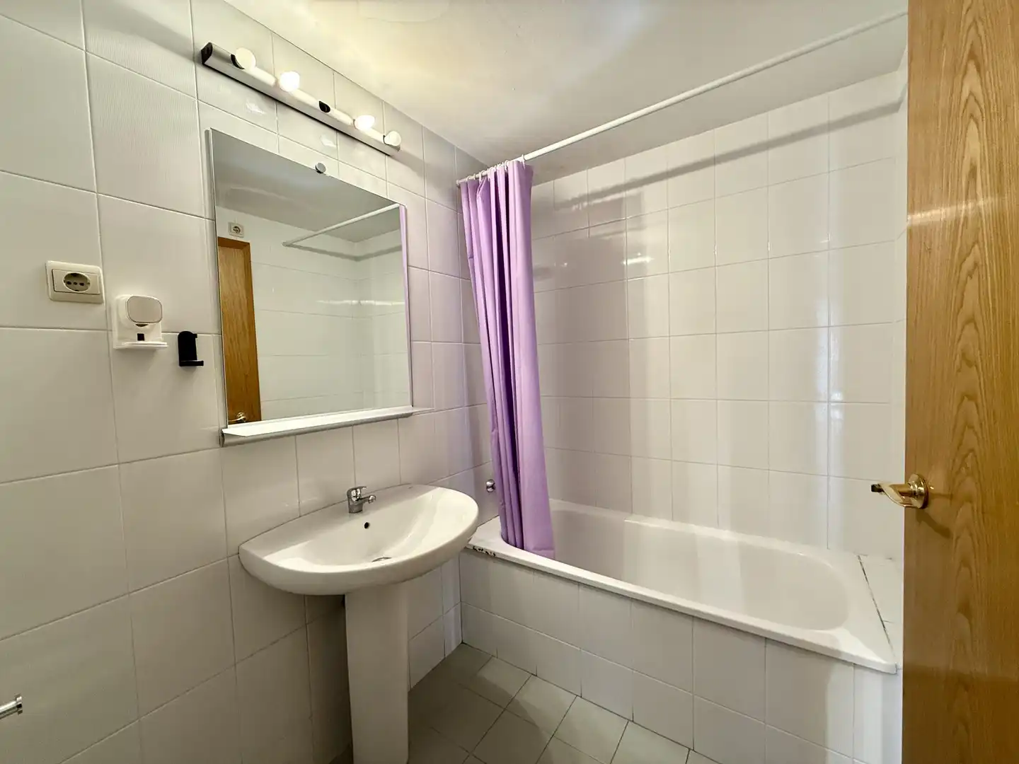 Badezimmer von Wohnung zum Verkauf in Barcelona mit Heizung und Parkett