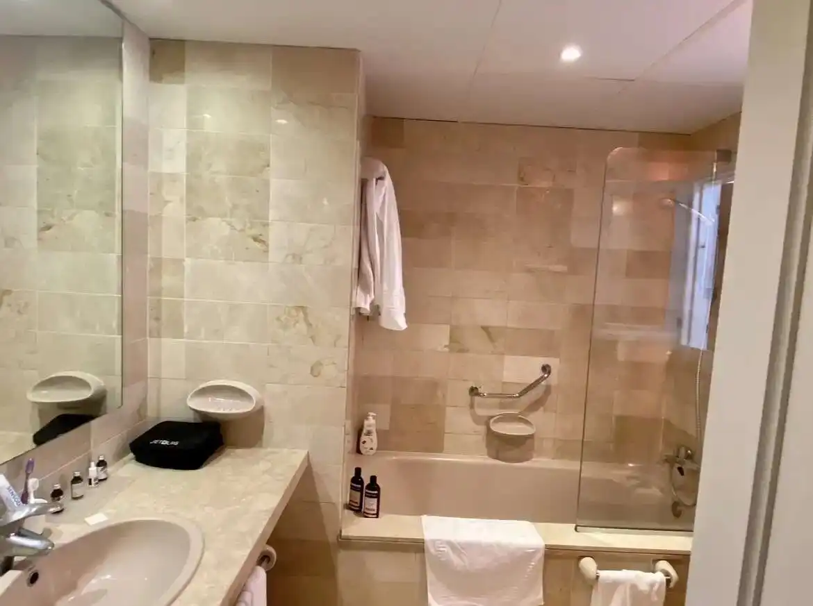 Bathroom of Flat for sale in Marbella  with Terrace and Swimming Pool