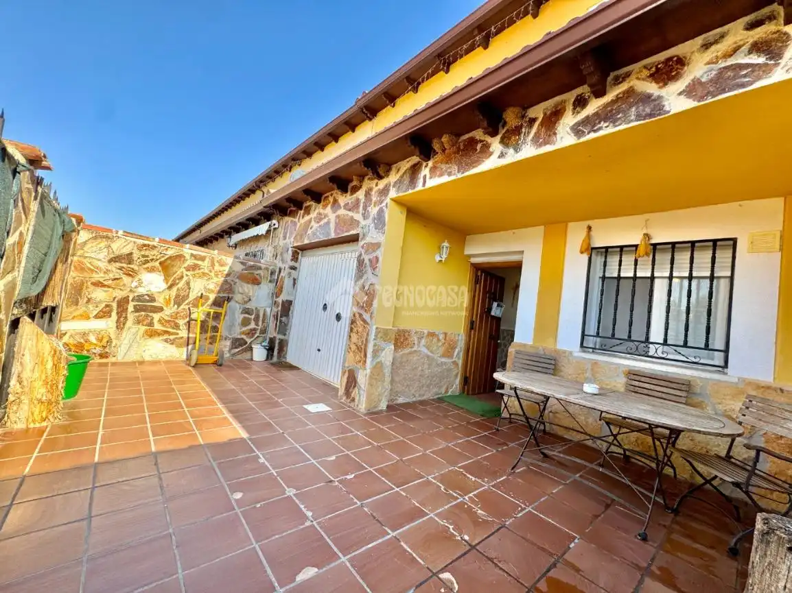 Vista exterior de Casa adosada en venta en Espinosa de Henares con Jardín privado y Trastero