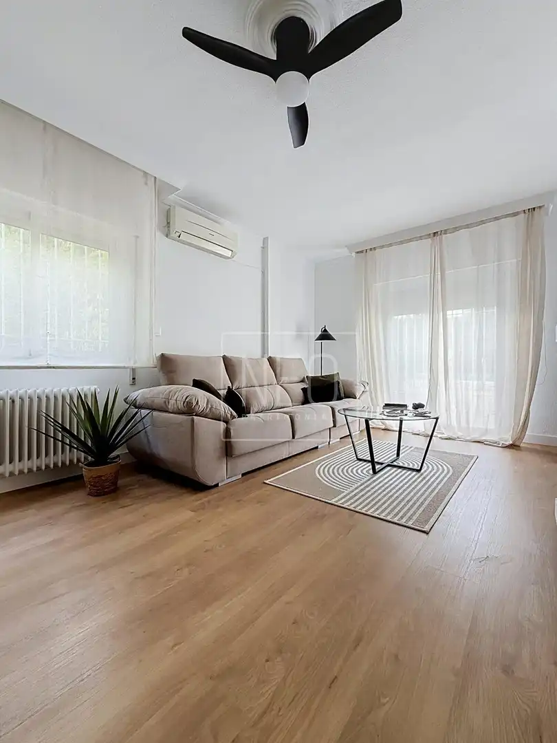 Sala d'estar de Casa adosada en venda en La Zubia amb Aire condicionat, Calefacció i Jardí privat