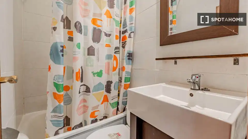 Bathroom of Study for share in Madrid  with Air Conditioner, Terrace and Furnished