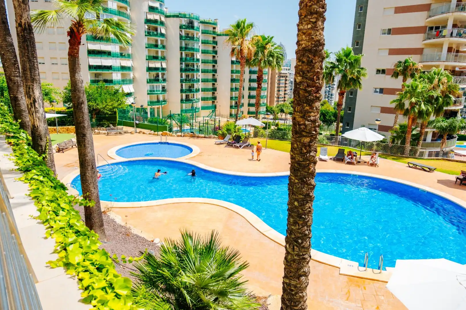Piscina de Apartament de lloguer en Villajoyosa / La Vila Joiosa amb Aire condicionat, Calefacció i Jardí privat