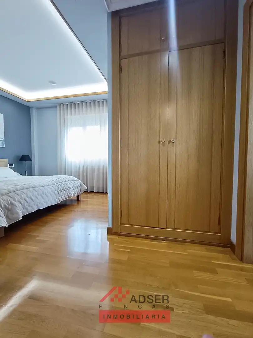 Dormitori de Casa o xalet en venda en  Logroño amb Aire condicionat, Calefacció i Jardí privat