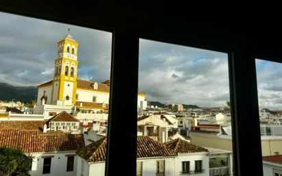 Vista exterior de Àtic en venda en Marbella amb Aire condicionat, Terrassa i Jacuzzi