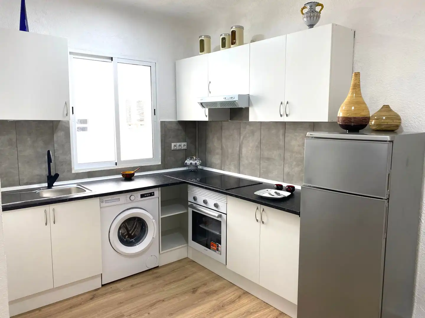 Cuina de Pis en venda en  Madrid Capital amb Parquet, Moblat i Forn