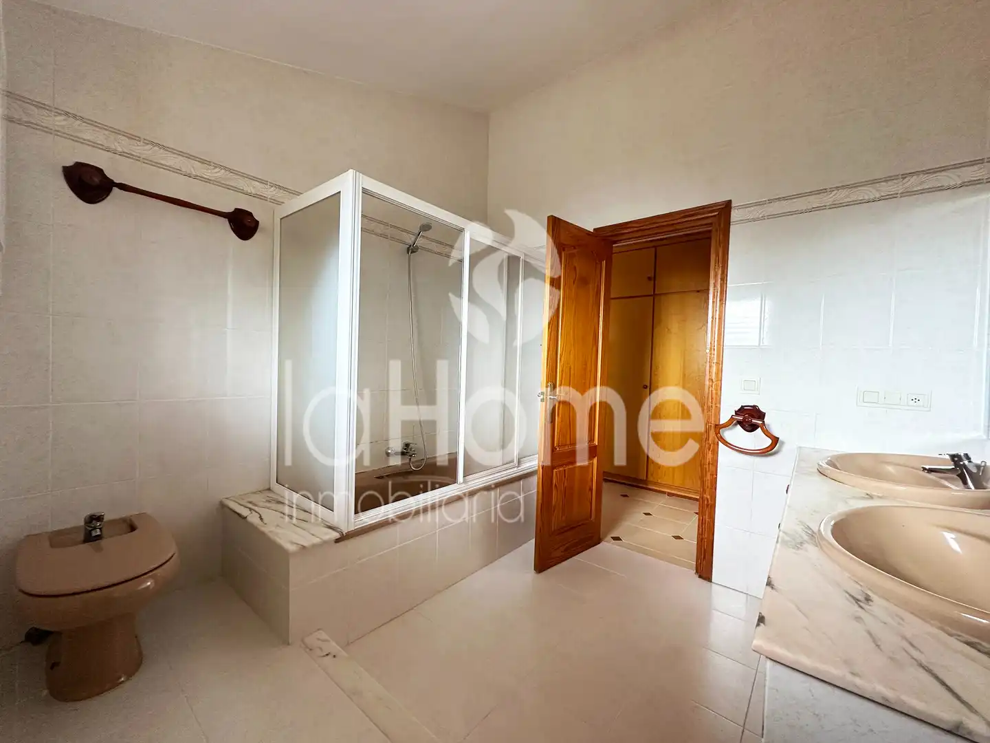 Badezimmer von Haus oder Chalet zum Verkauf in Paterna mit Klimaanlage, Heizung und Privatgarten