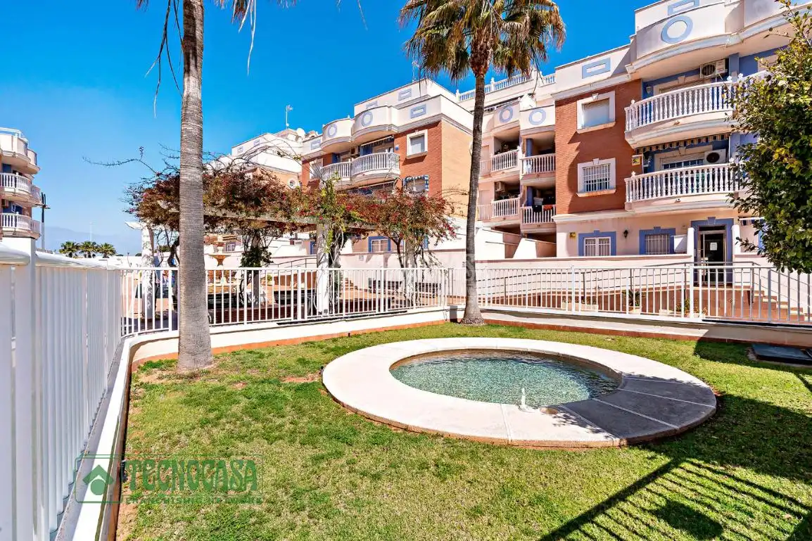 Vista exterior de Pis en venda en Roquetas de Mar amb Aire condicionat i Terrassa
