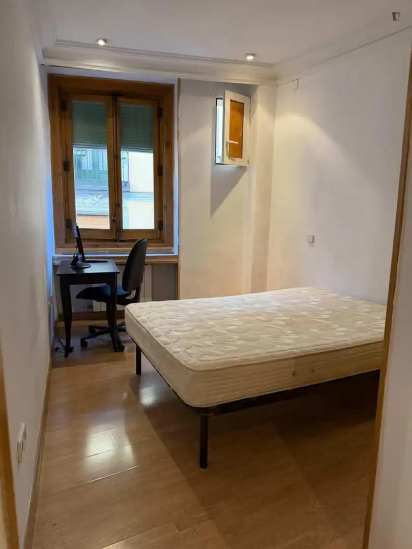 Dormitori de Apartament per a compartir en Madrid amb Calefacció, Moblat i Forn