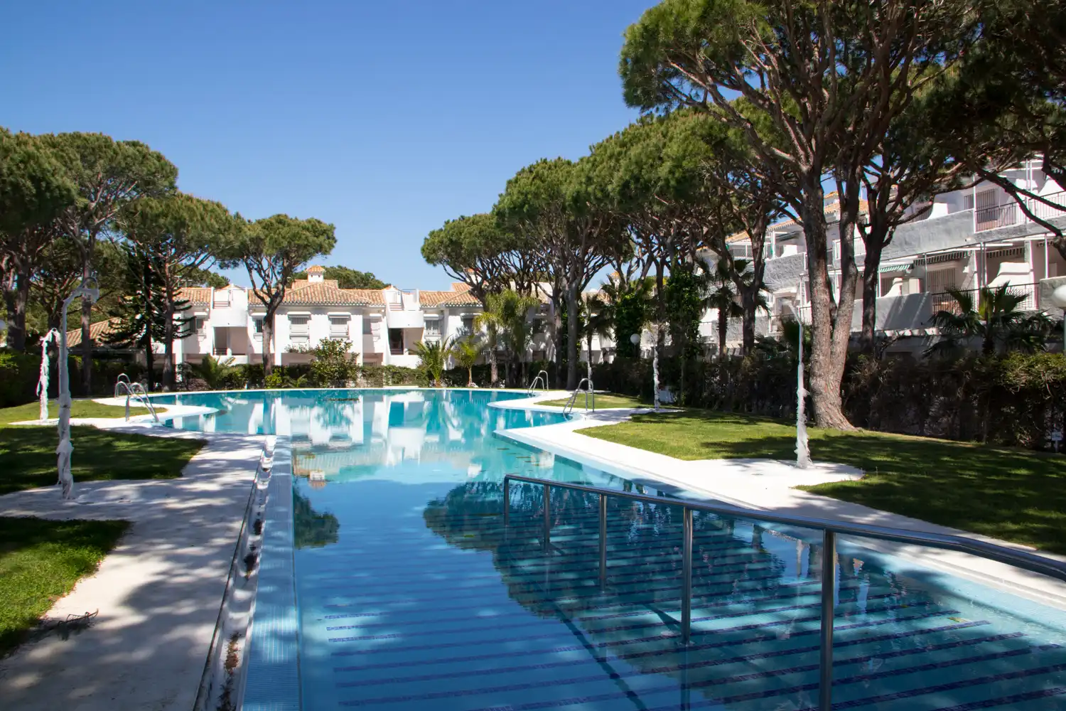 Piscina de Apartament en venda en Chiclana de la Frontera amb Jardí privat, Moblat i Rentadora