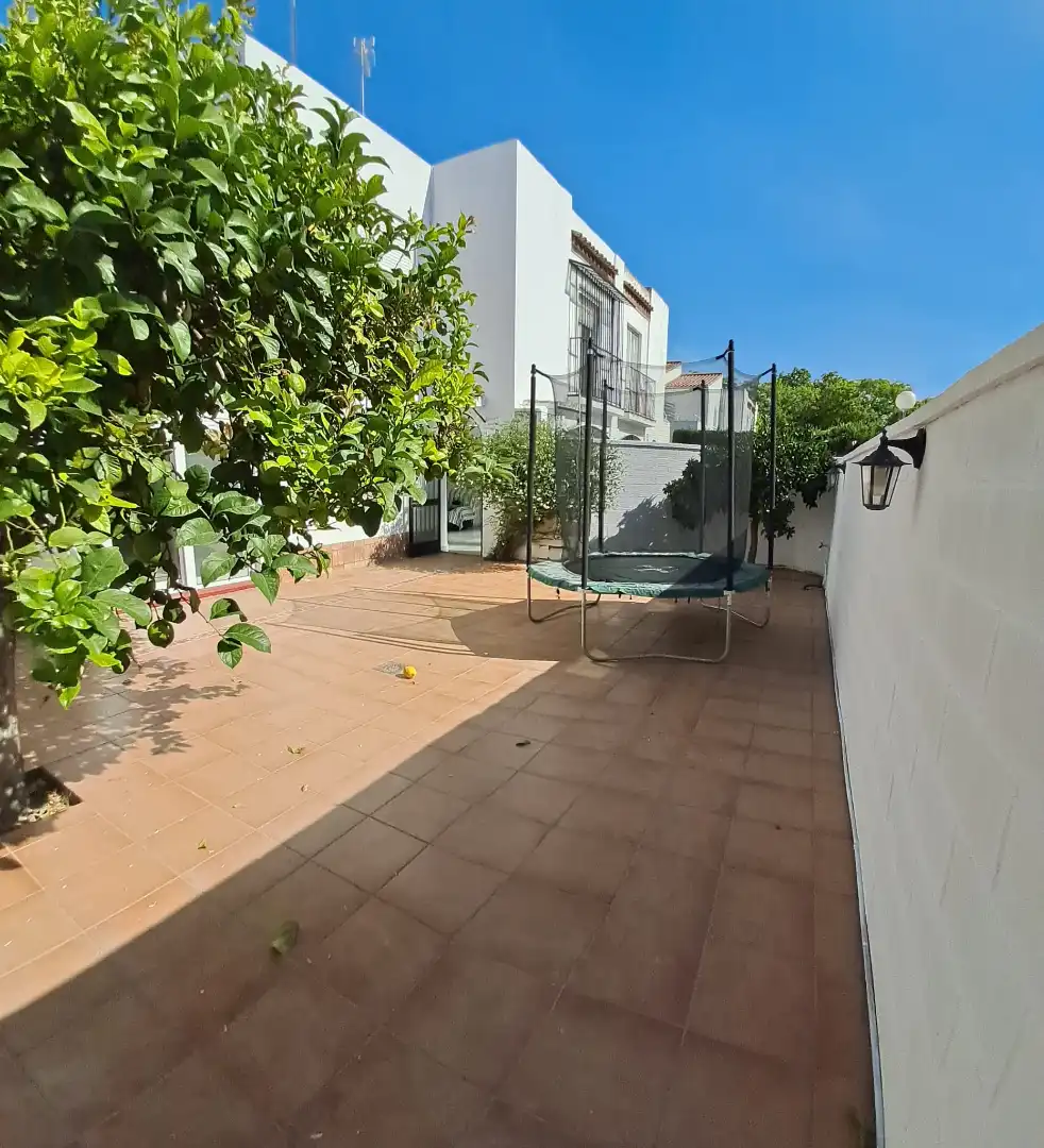 Außenansicht von Einfamilien-Reihenhaus zur Miete in Tomares mit Klimaanlage und Schwimmbad