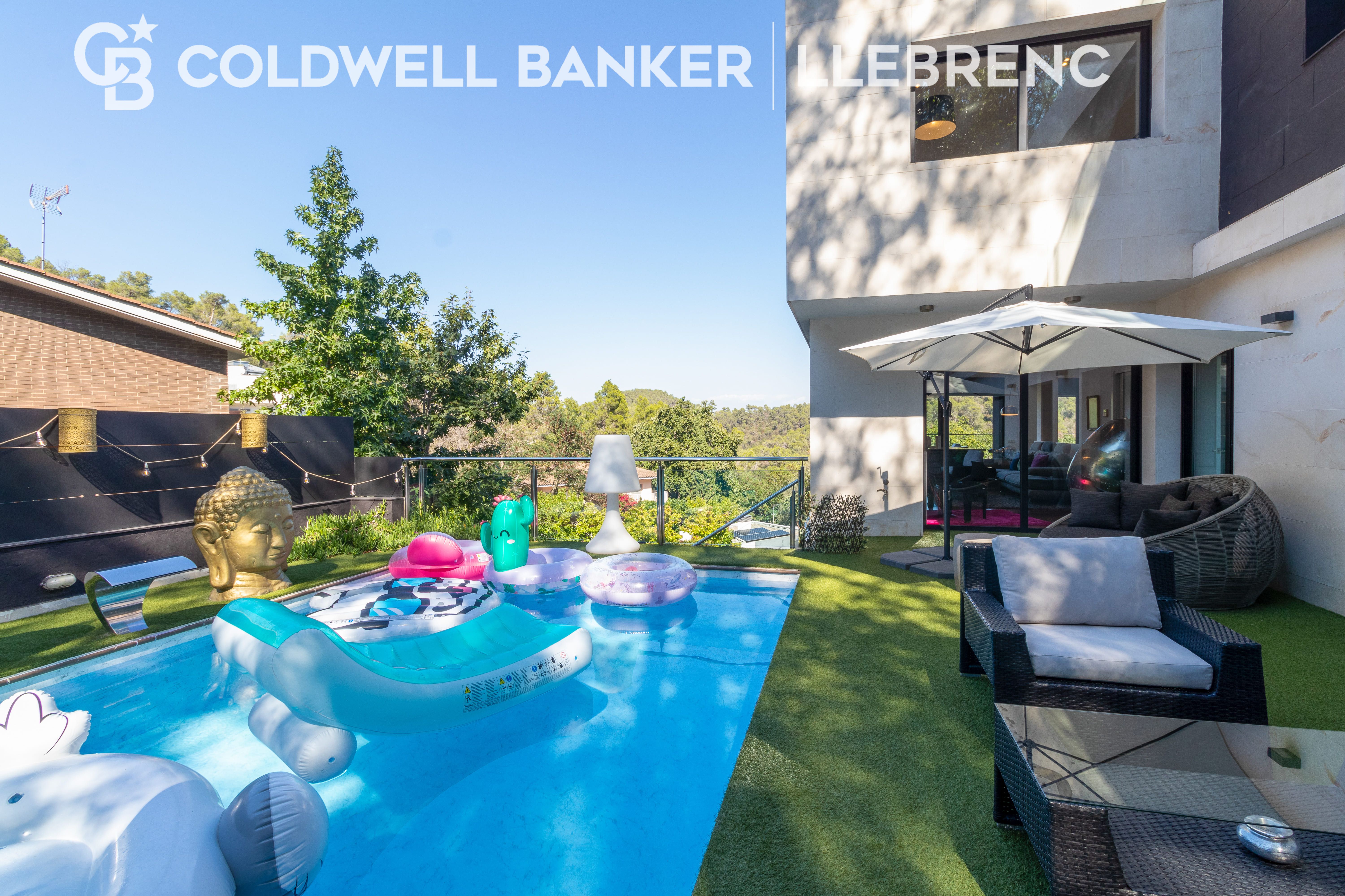 Swimming pool of Houses for sale in  Barcelona Capital  with Air Conditioner, Heating and Private garden