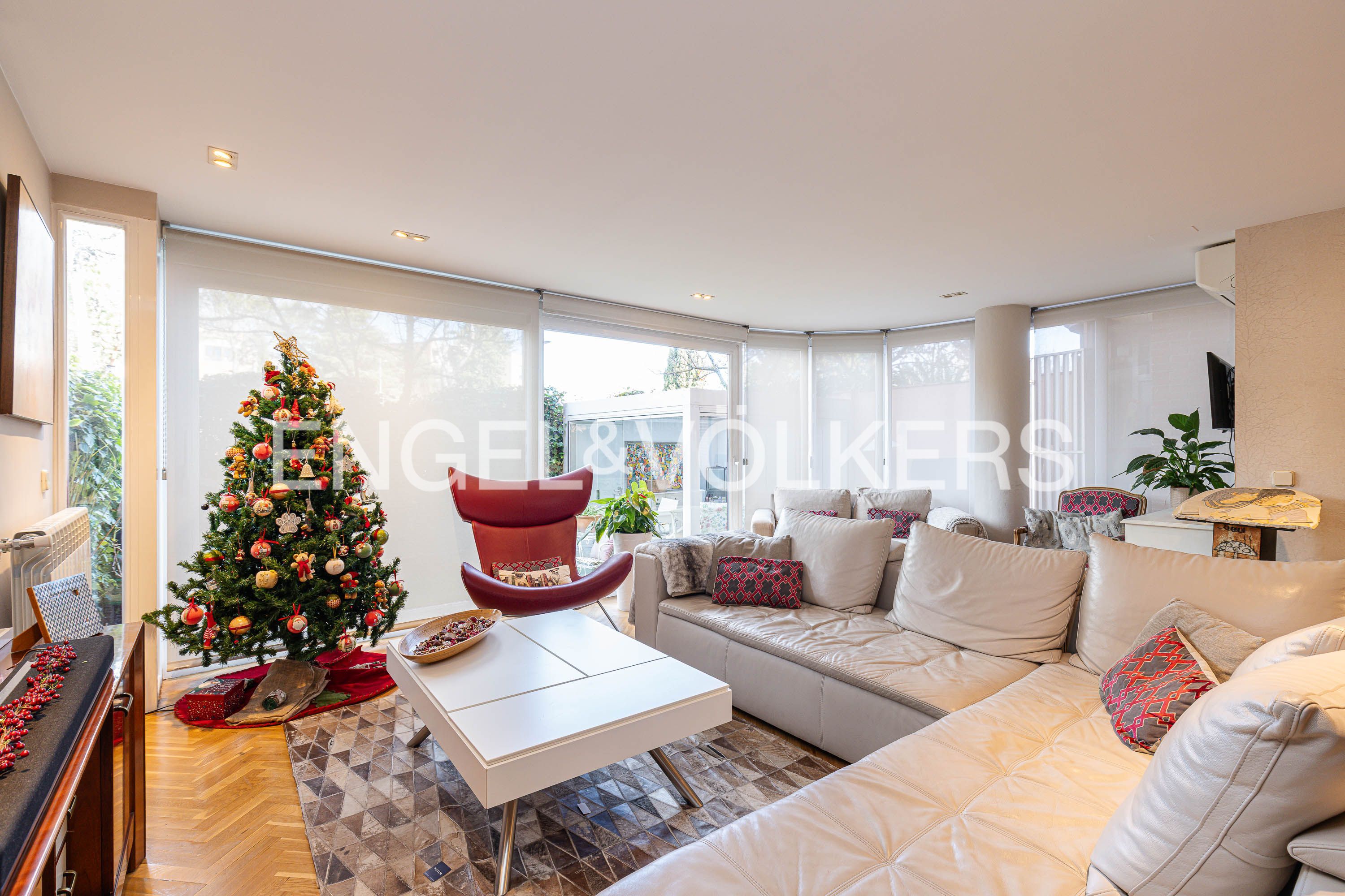 Living room of Apartment for sale in Pozuelo de Alarcón  with Heating, Private garden and Parquet flooring