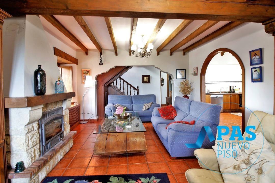 Sala d'estar de Casa o xalet en venda en Santander amb Calefacció, Jardí privat i Moblat