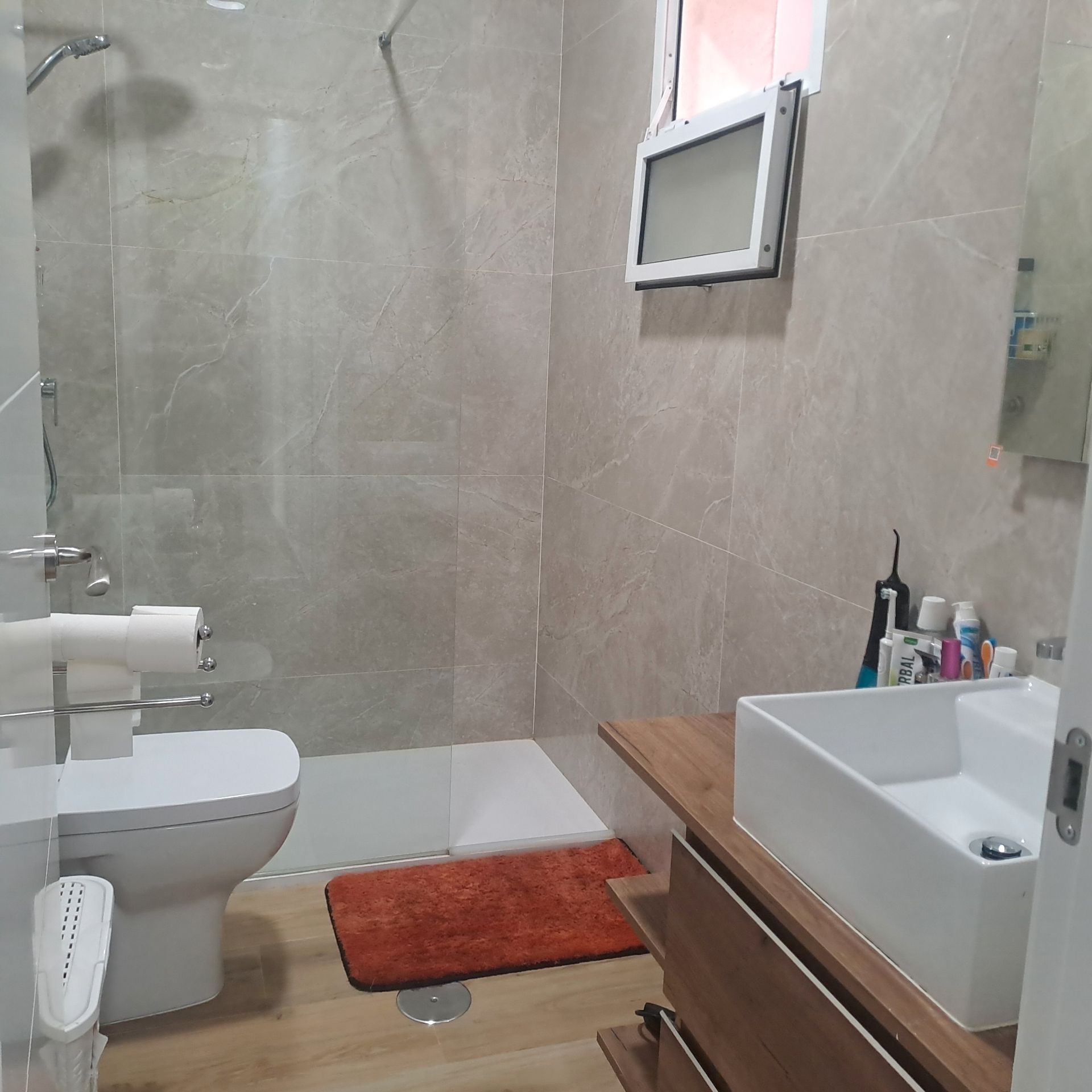 Bathroom of Flat for sale in Dos Hermanas  with Air Conditioner, Terrace and Storage room