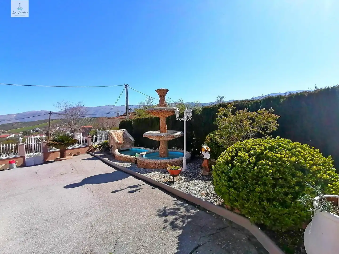 Vista exterior de Casa o xalet en venda en Loja amb Jardí privat, Terrassa i Traster