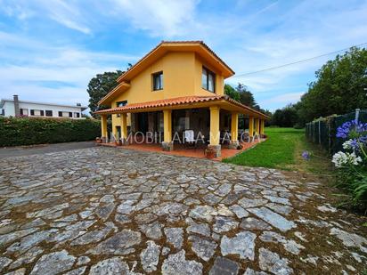 Vista exterior de Casa o xalet en venda en Colunga amb Jardí privat, Terrassa i Traster