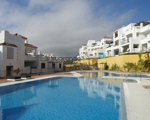 Vista exterior de Apartament en venda en La Alcaidesa amb Aire condicionat, Terrassa i Traster