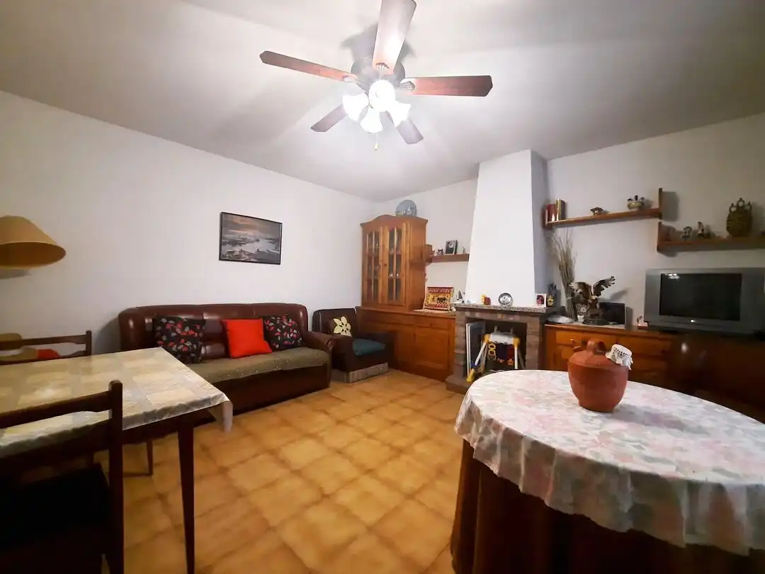Sala de estar de Casa adosada en venta en Escalona con Aire acondicionado, Calefacción y Jardín privado