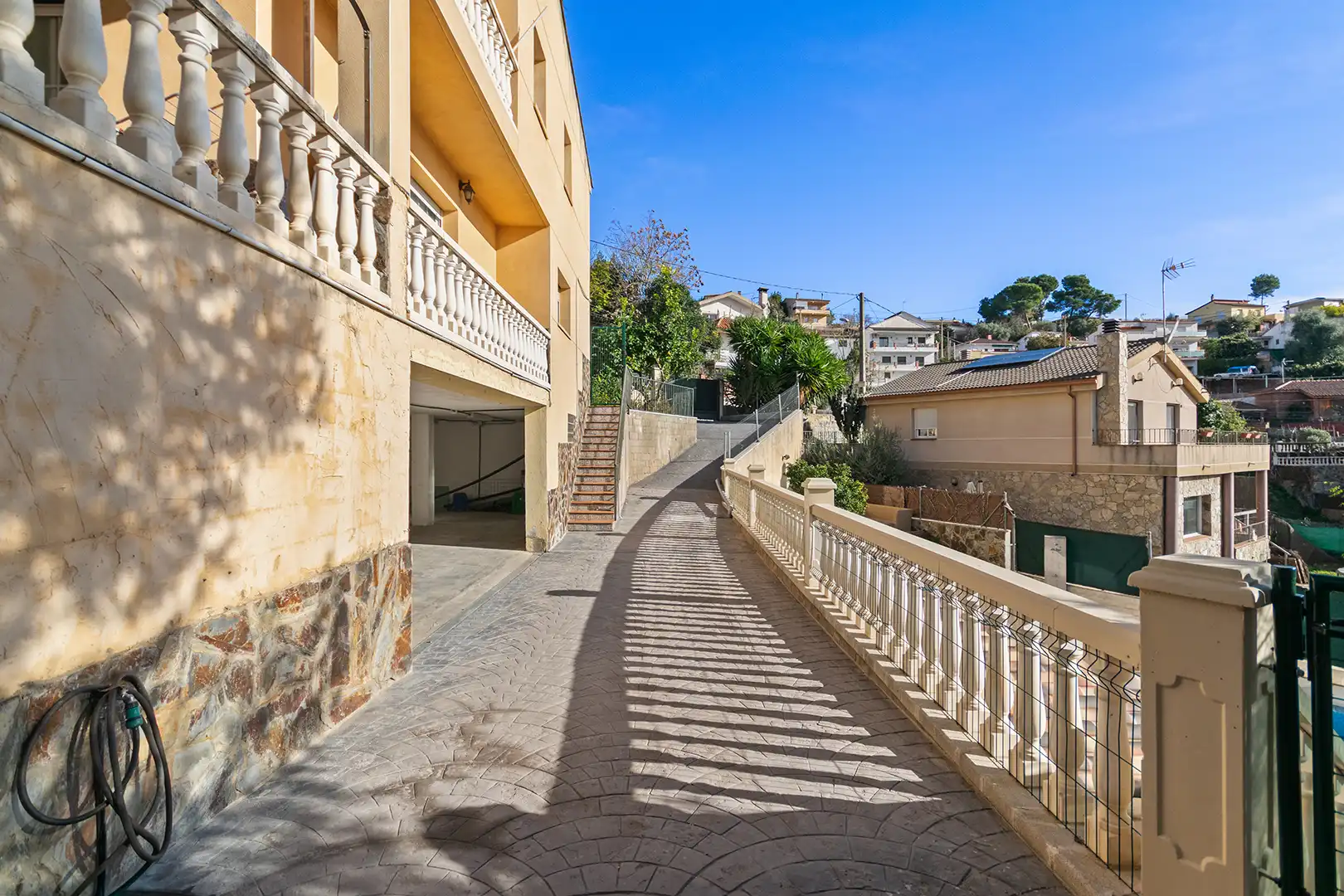 Vista exterior de Casa o xalet en venda en Rubí amb Aire condicionat, Calefacció i Jardí privat