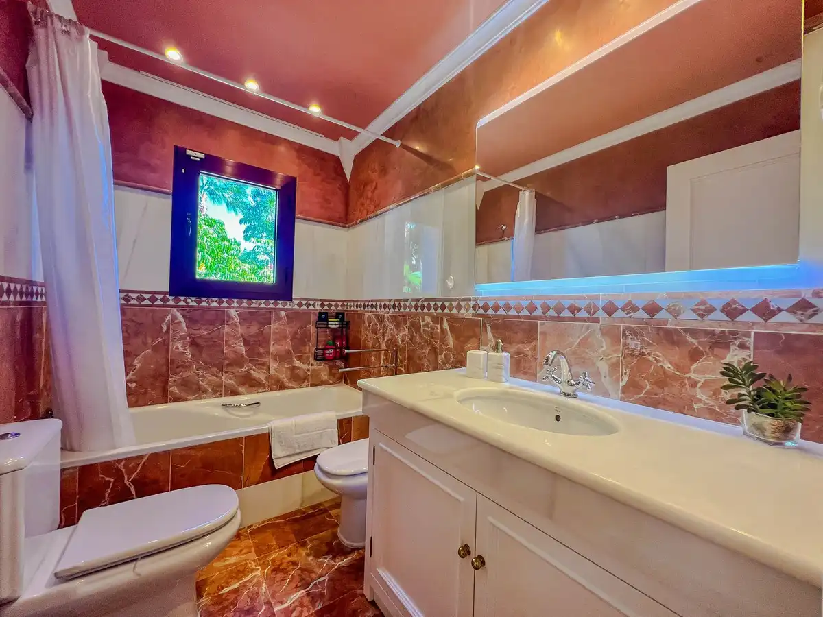 Baño de Casa adosada en venta en Benahavís con Aire acondicionado y Terraza