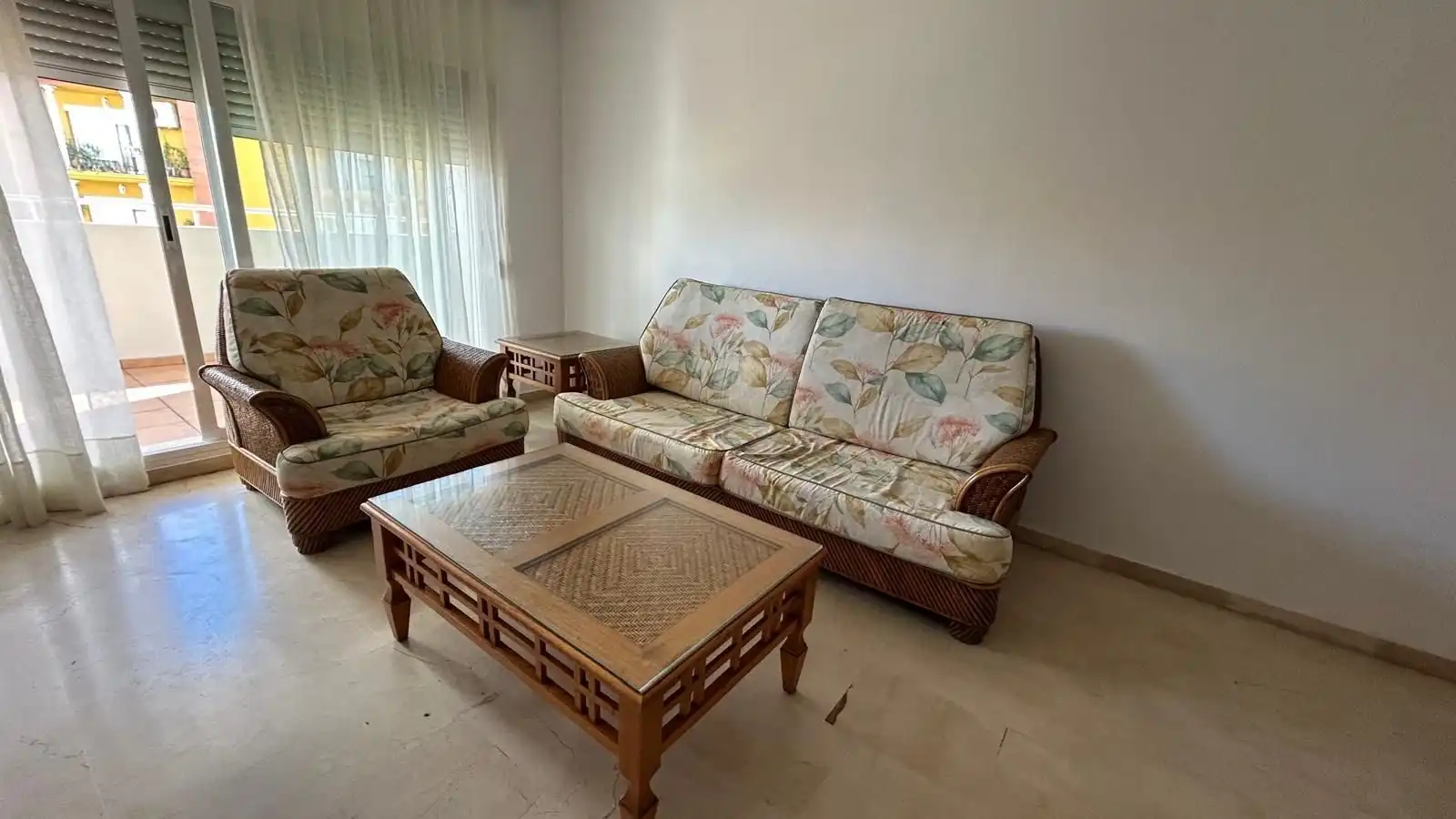 Living room of Flat for rent in Algeciras  with Air Conditioner, Furnished and Pets allowed