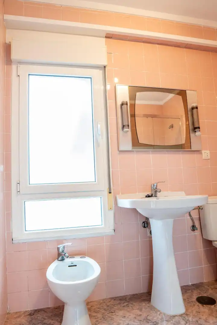 Baño de Ático en venta en Avilés con Calefacción y Balcón