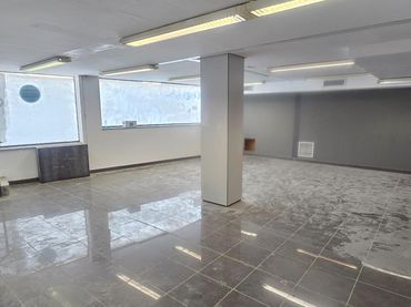 Local comercial en alquiler en Calle de Navarra 31