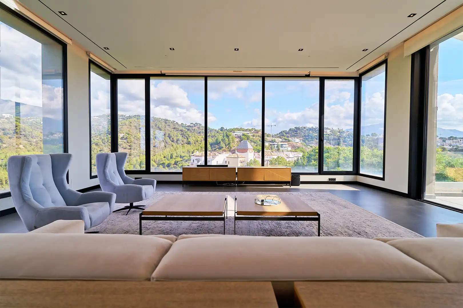 Sala de estar de Casa o chalet en venta en Benahavís con Aire acondicionado, Calefacción y Jardín privado