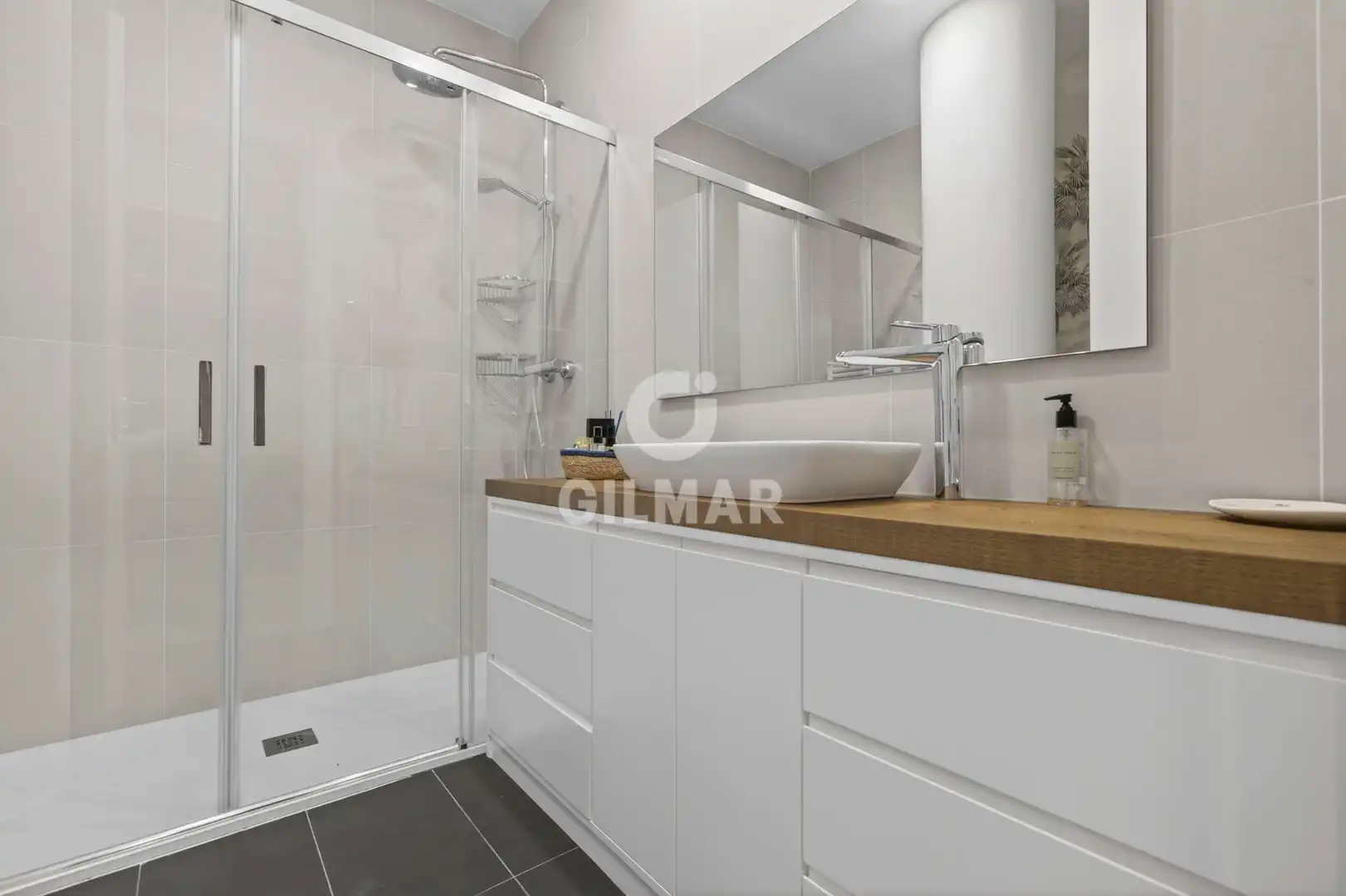 Baño de Piso en venta en Sevilla con Calefacción, Trastero y Piscina