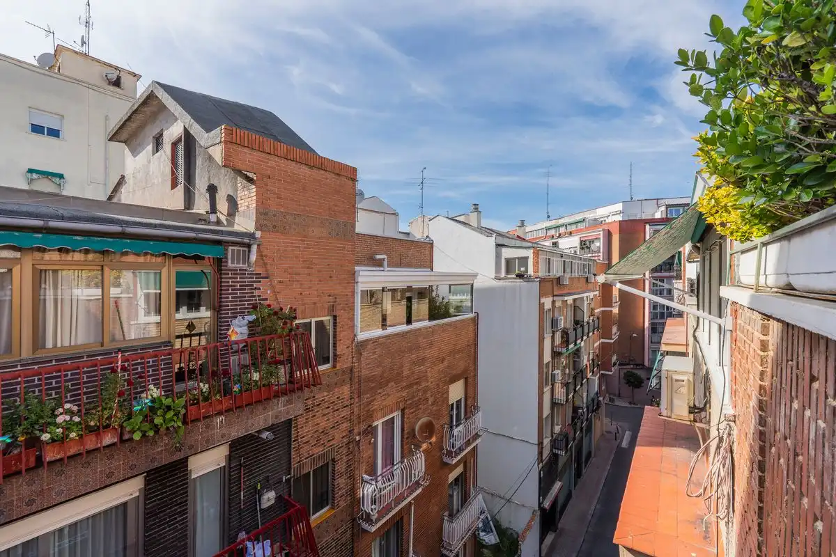 Vista exterior de Pis en venda en Madrid amb Calefacció, Terrassa i Balcó