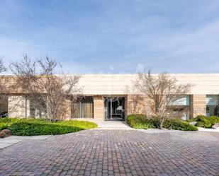 Vista exterior de Casa o xalet en venda en Pozuelo de Alarcón amb Aire condicionat, Jardí privat i Terrassa