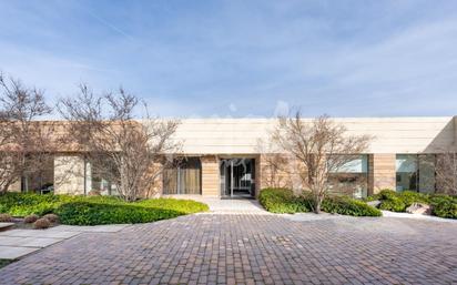 Vista exterior de Casa o xalet en venda en Pozuelo de Alarcón amb Aire condicionat, Jardí privat i Terrassa