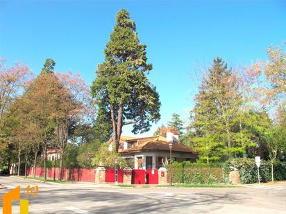 Vista exterior de Casa o xalet en venda en Burgos Capital amb Calefacció, Jardí privat i Traster