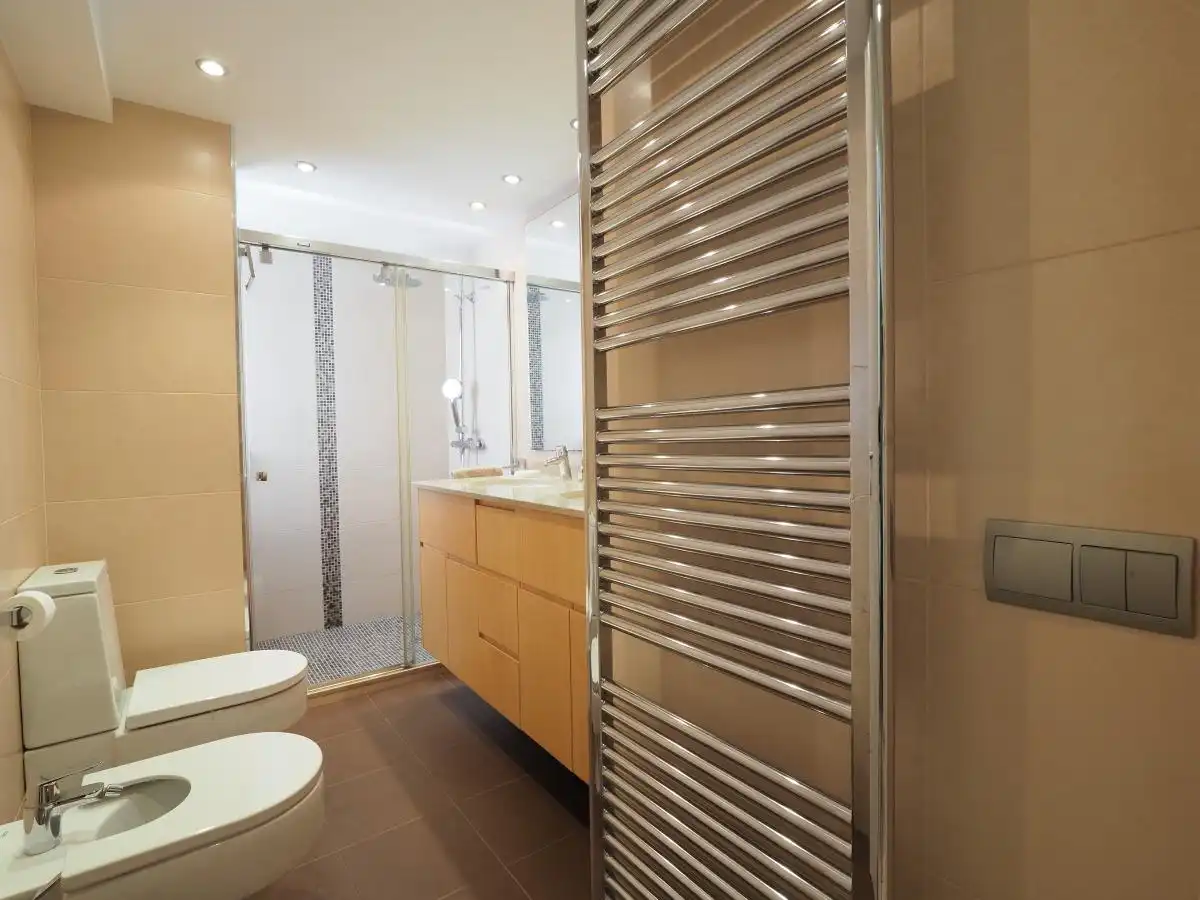 Badezimmer von Wohnung zur Miete in Reus mit Klimaanlage, Heizung und Parkett