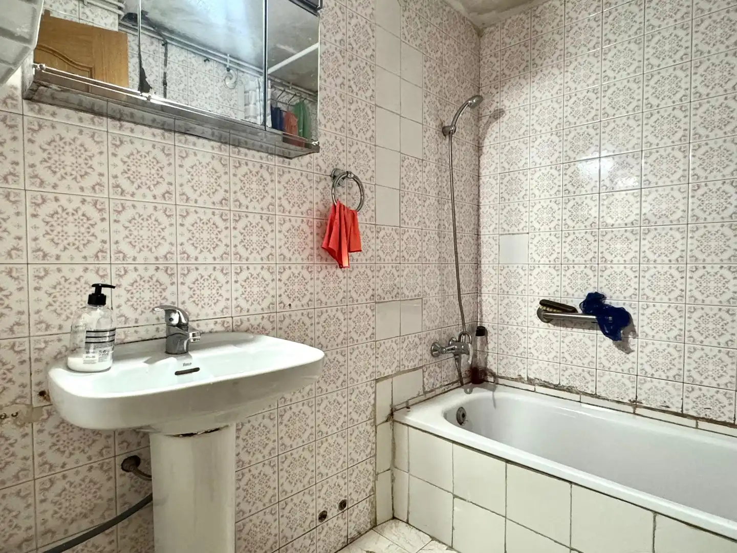 Baño de Piso en venta en Salt con Aire acondicionado, Calefacción y Amueblado